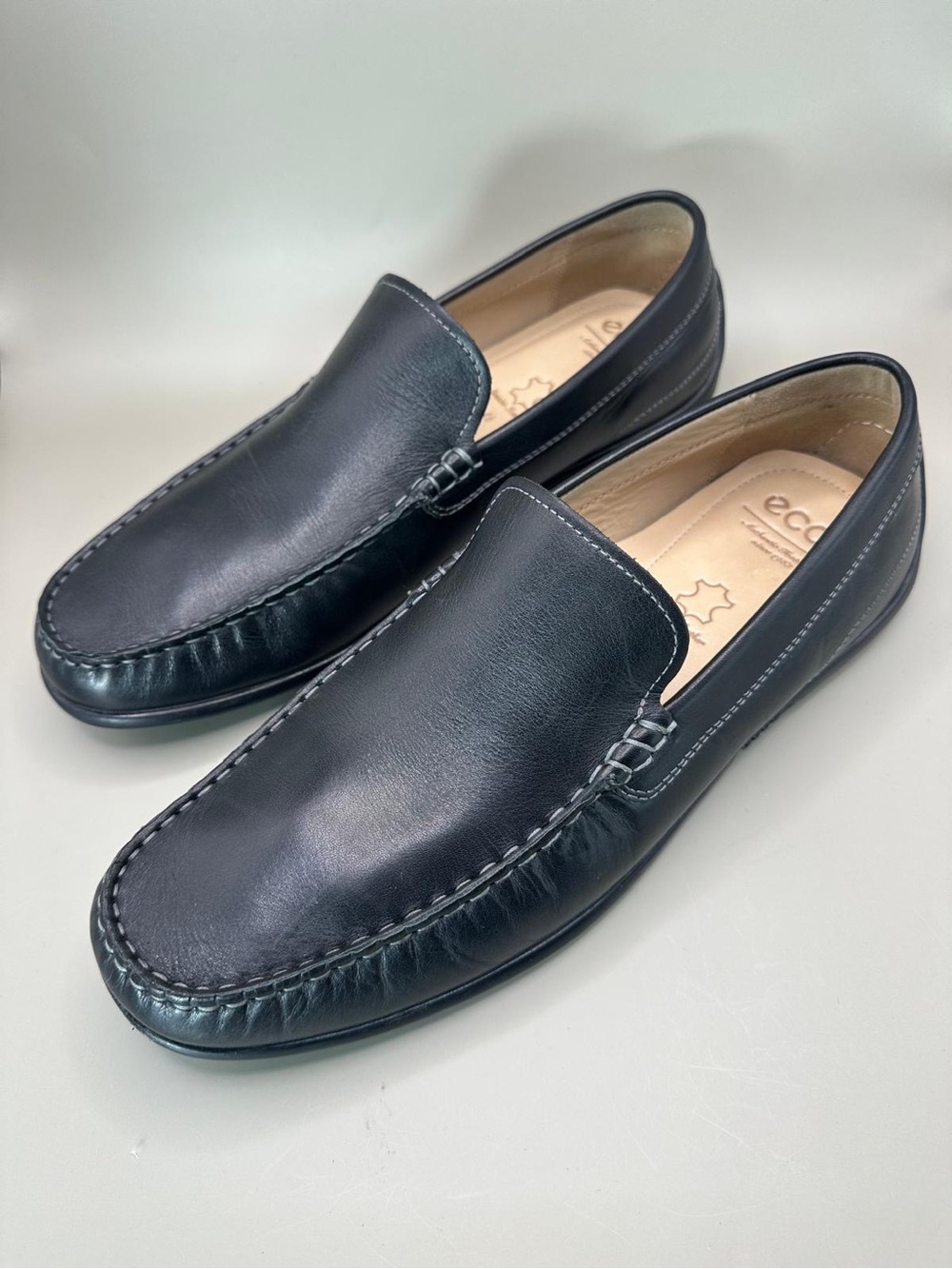 Ecco Men’s Black Leather Slip-On Loafers with Contrast Stitching